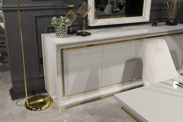 Mirror Luxurious wall mirror in a modern style with white frame