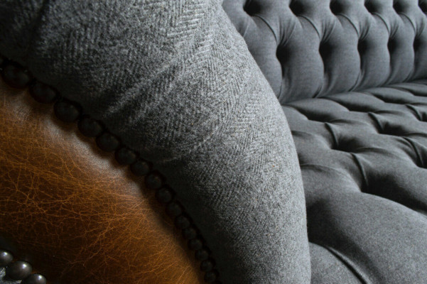 Elegant gray Chesterfield three-seater luxury living room 3-seater sofa